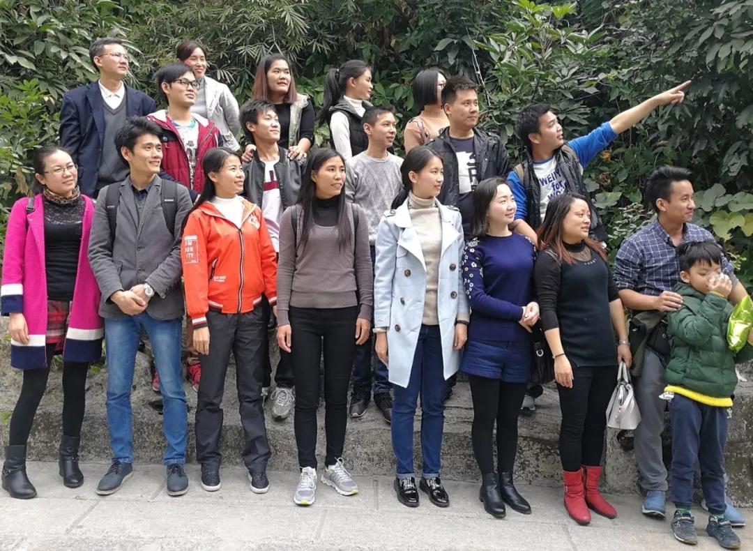 完美側顏，仰望前方