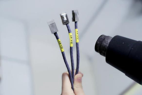用熱風槍或風筒加熱標簽