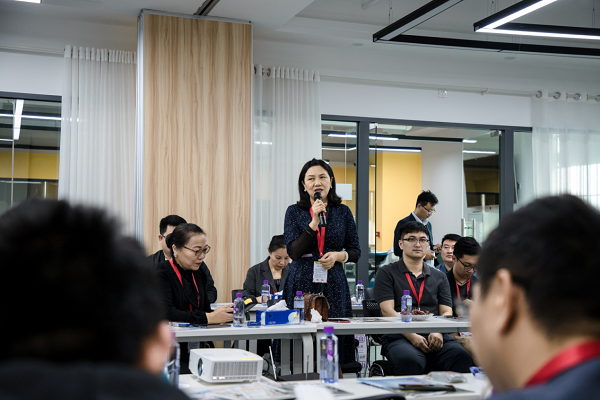 雙方來到會議室進(jìn)行座談